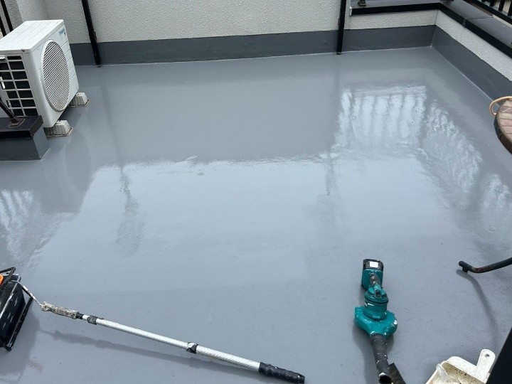 防水層の劣化による雨漏りが発生した屋上にウレタン防水工事を実施