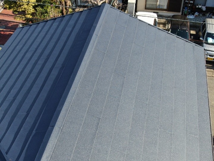 セメント瓦をスーパーガルテクト屋根に葺き替え工事したお住まい