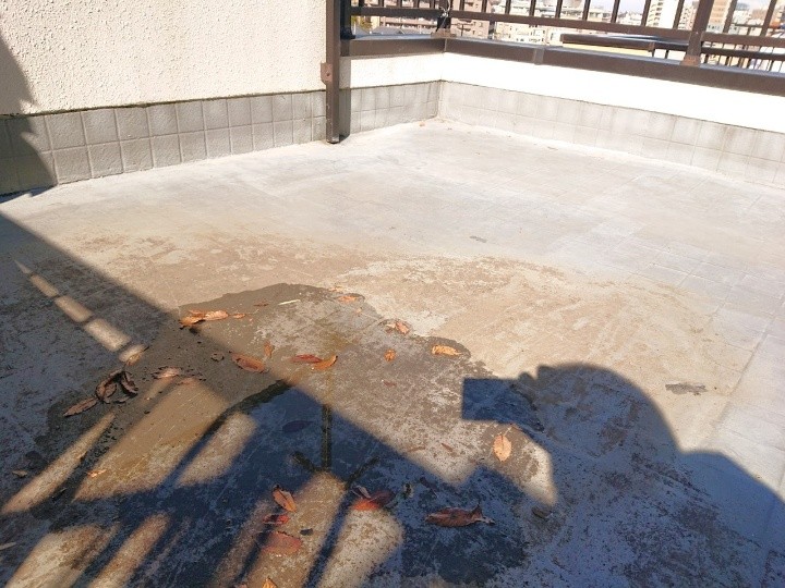 劣化した屋上防水面