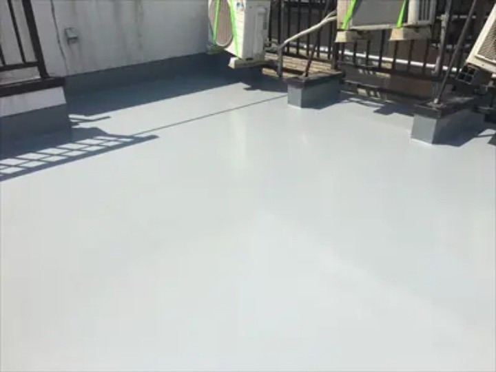 屋上にウレタン防水工事を実施した建物