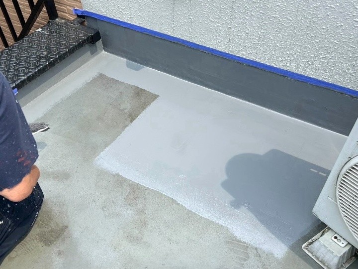 防水材1層目の塗布