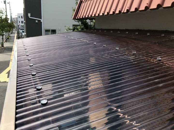 台風被害で損傷したポリカ波板屋根を全面交換工事して機能を復旧