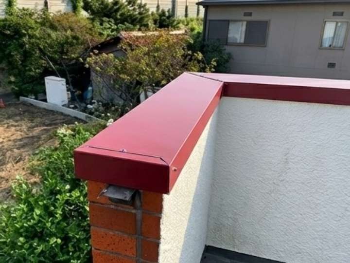 新設した赤い笠木