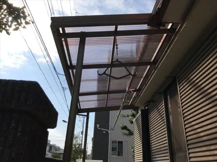 ポリカ波板屋根を全面交換工事したお住まい