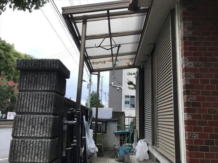 台風被害で損傷したポリカ波板屋根
