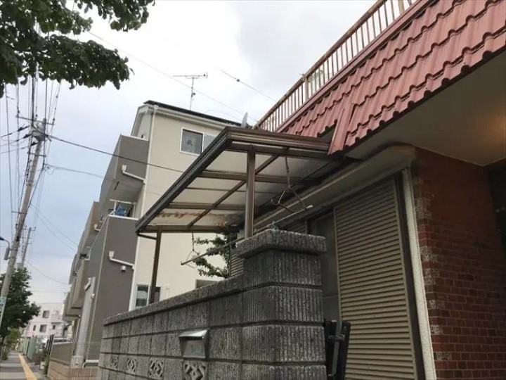 破損したサイクルポート全景