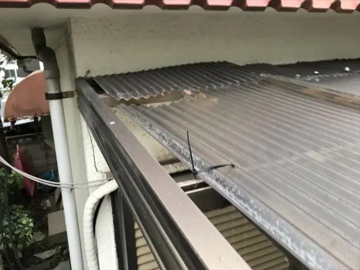 外れた波板屋根の端部
