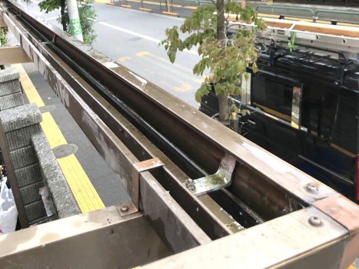 清掃前の雨樋内部