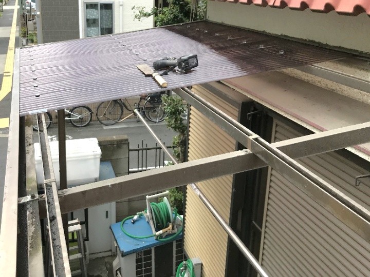 新しい波板の敷設中