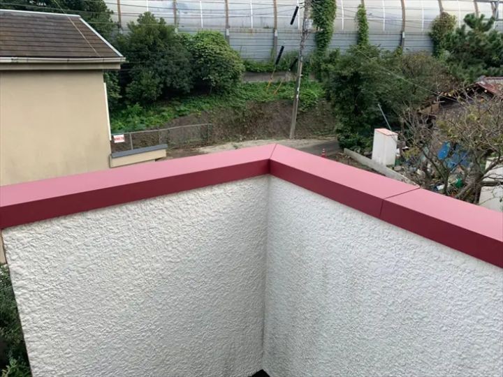 錆びて穴が空いた笠木にガルバリウム鋼板を用いた復旧工事