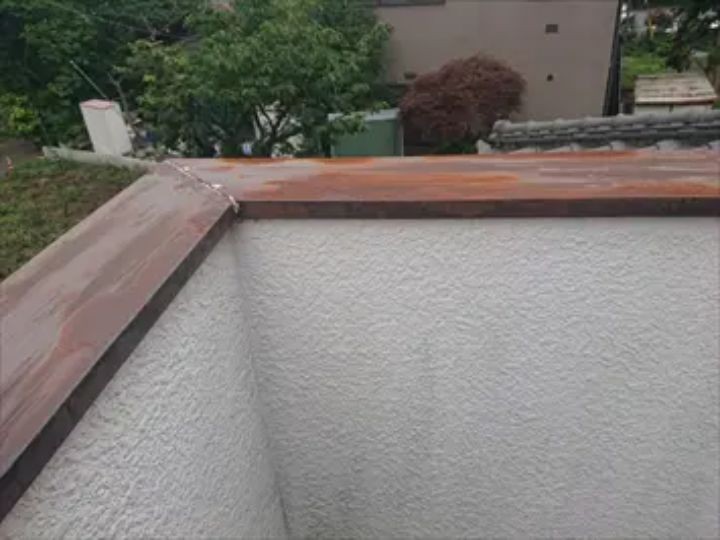 工事前の錆びて穴が空いた笠木の状態