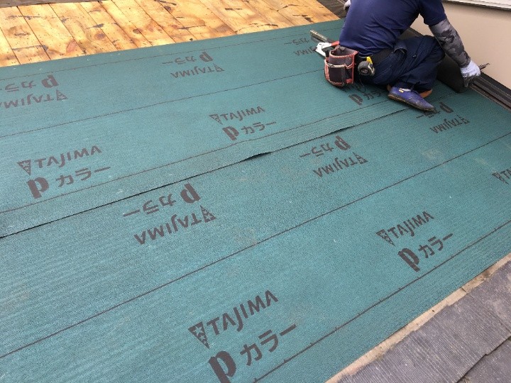 防水紙を敷設する作業