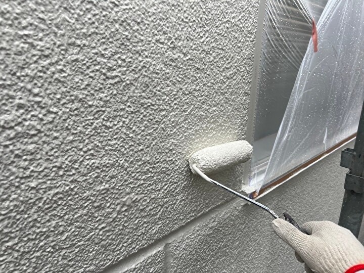 エスケー化研のエスケープレミアムシリコン（25-80B）で塗装作業の風景