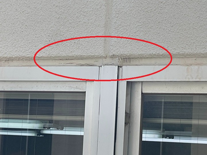 雨漏りが確認された建物2階のサッシ上部の箇所