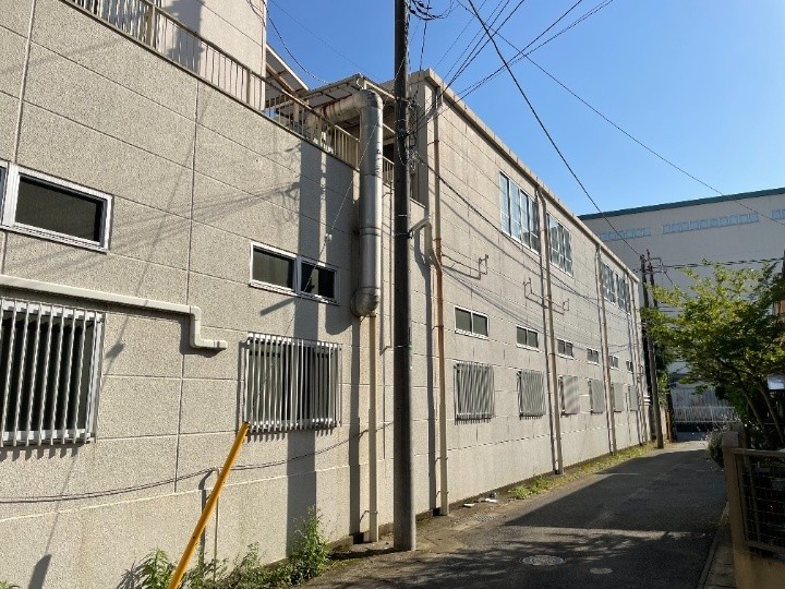 シーリングの劣化に加え建物全体でチョーキング現象や色褪せといった塗膜の劣化も確認