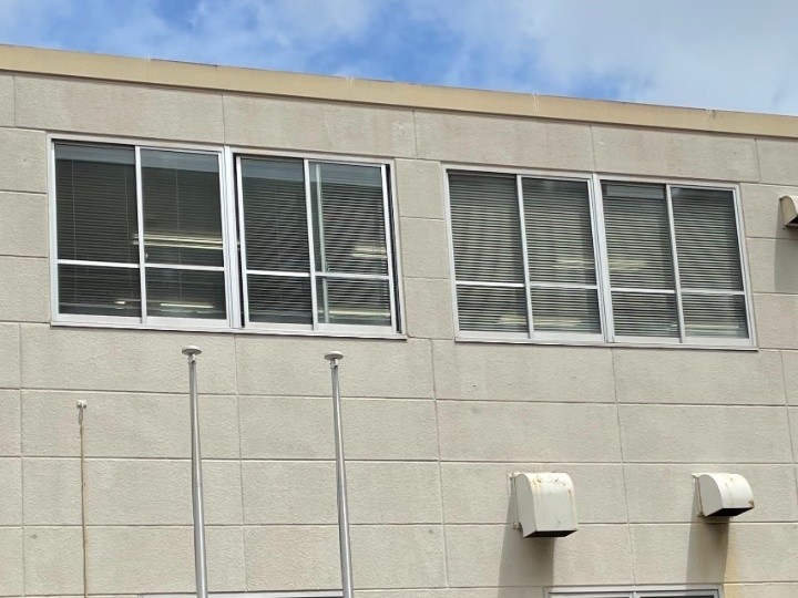 雨漏りが確認された建物2階のサッシ上部