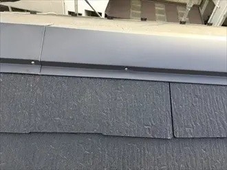 棟部分に棟板金を固定する作業工程