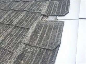 下地の野地板に穴が開き雨水が室内天井裏へ流れ込む状況
