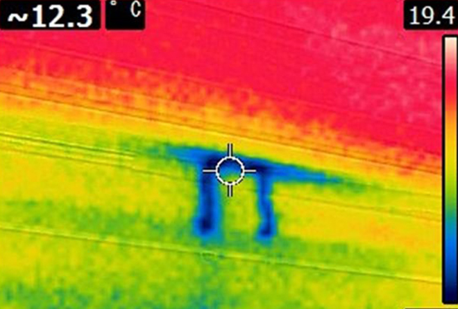 赤外線カメラを通して温度の低い部分が青色で表示されています