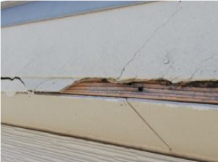 施工前の破損し内部の木材が見えている破風板