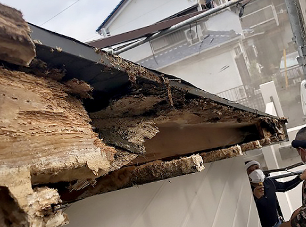 古いケラバを外すと、下地の木は大きく破損していた