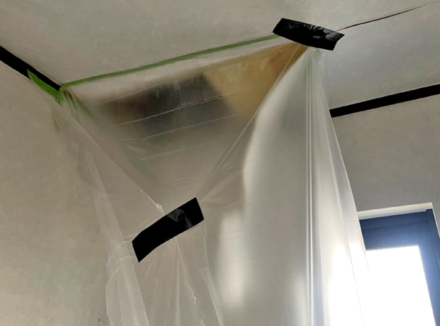 天井からの雨漏りを応急処置としてビニールでキャッチ