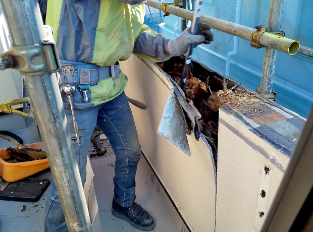 笠木を外すと下の木材はボロボロのスカスカだった