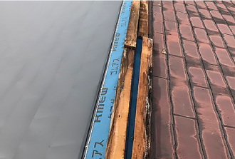 既存の屋根の上に防水紙を敷設し、金属ルーフを取り付けていきます
