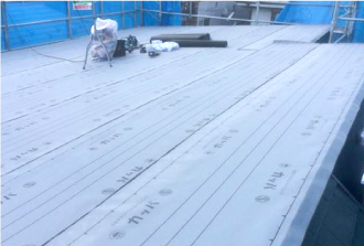 新しい防水紙を屋根全体に敷設