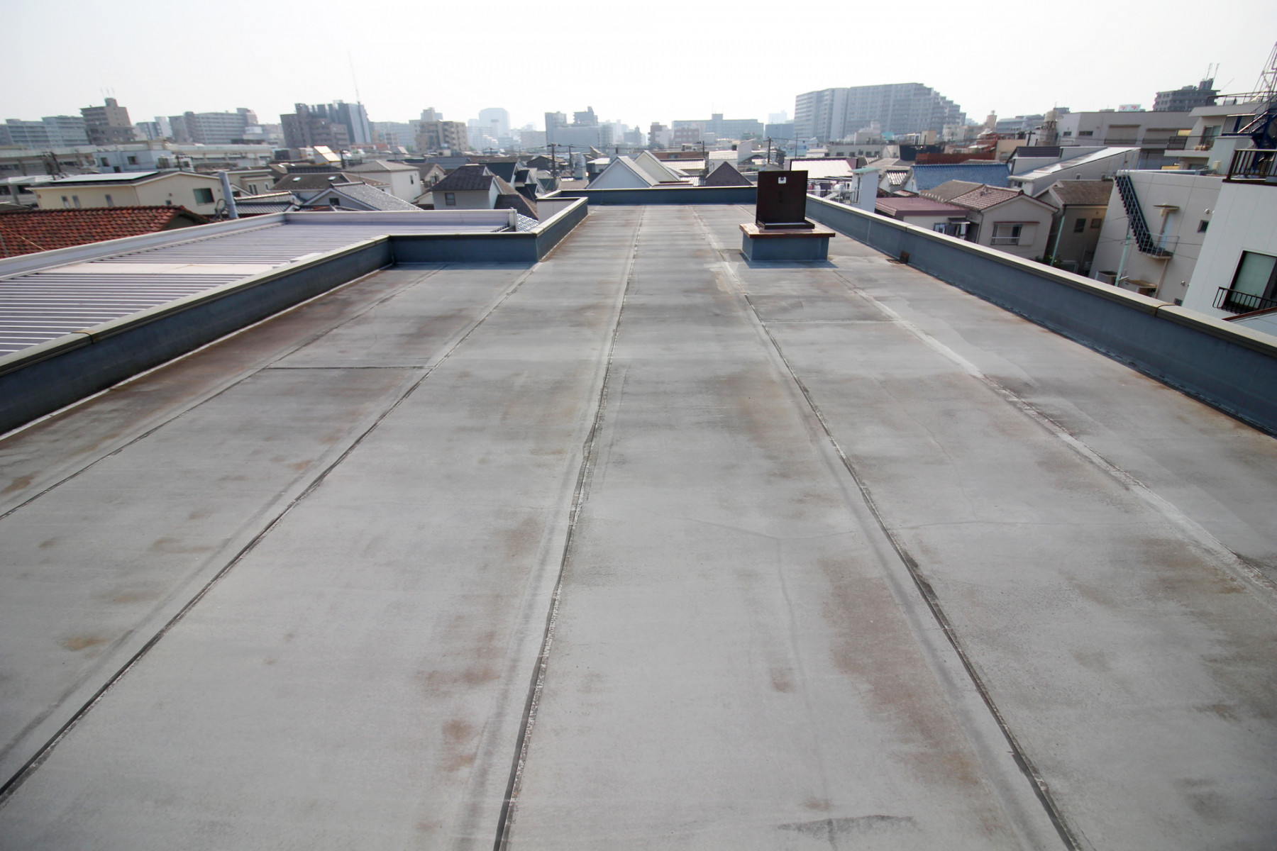 屋上のシート防水に経年劣化による色褪せや傷みが見られます