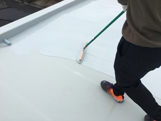 ウレタンで陸屋根の防水工事を行います