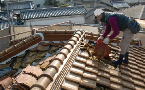 瓦屋根を撤去している様子