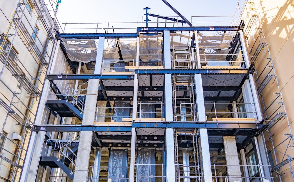 軽量鉄骨の建築中の建物