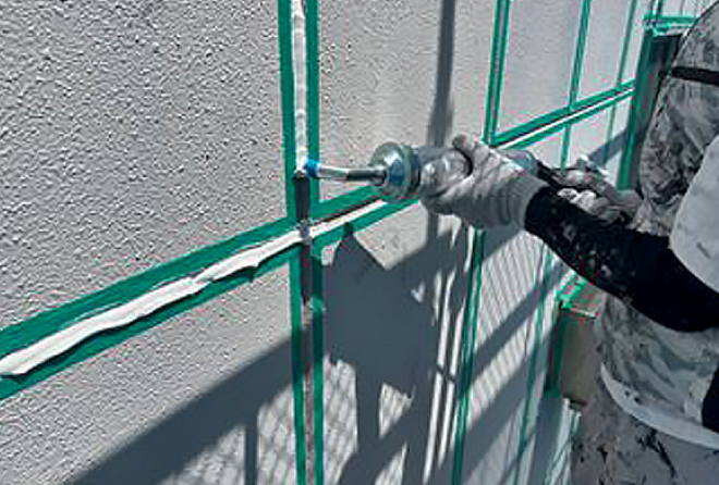 ALCパネルの継ぎ目にシーリングの充填で補修