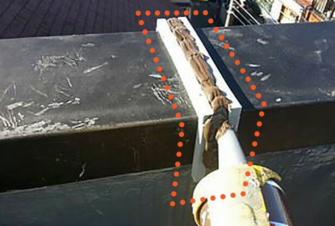 飾儀の継ぎ目にシーリング材を厚く盛り付けるブリッジ工法