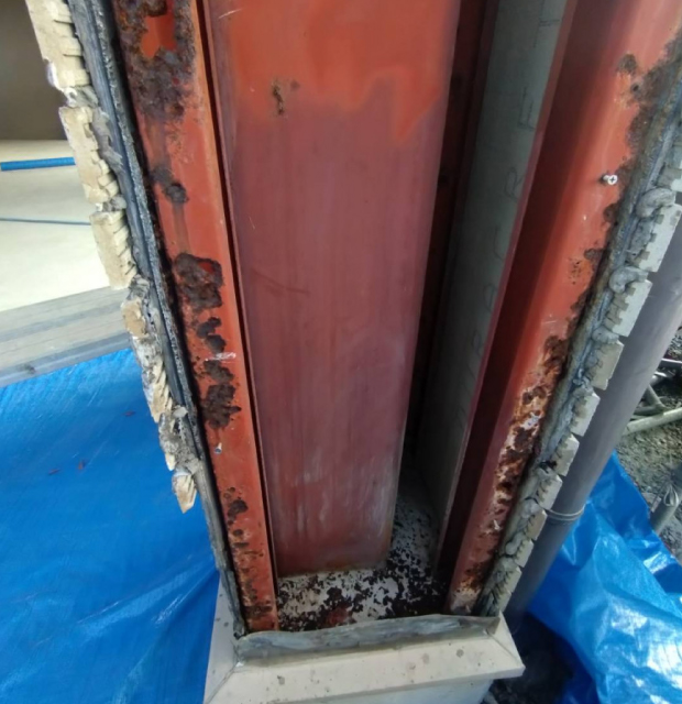 柱の内部の鉄骨は錆で剥がれや穴あきなど劣化が進行