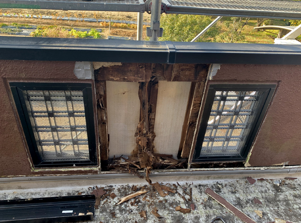 ベランダの腰壁を剥がすと下地がボロボロと剥がれ落ちてきました