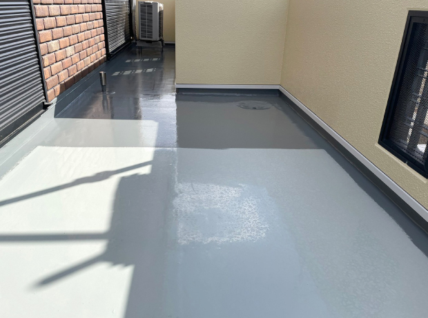 新しい下地の敷設とウレタン防水工事で雨漏り解消です