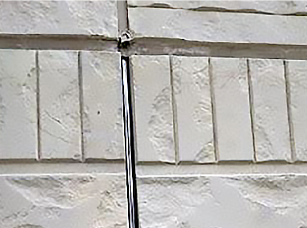 外壁の窯業系サイディングボードの目地のシーリングが痩せて、劣化している様子
