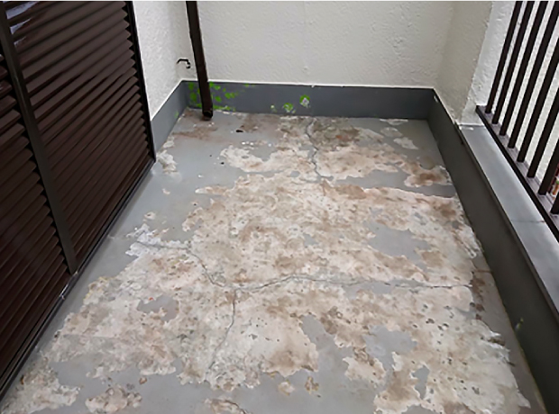 施工前の塗料が剥がれ亀裂が見えているベランダの床