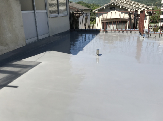 ウレタン防水の通気緩衝工法によってツヤツヤに輝く施工後の屋上屋根