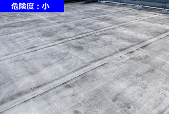 シート防水全体が汚れ、色あせています