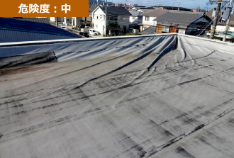 シート防水が大きくよれている