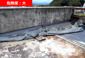 シート防水が大きく捲れて下地が露出