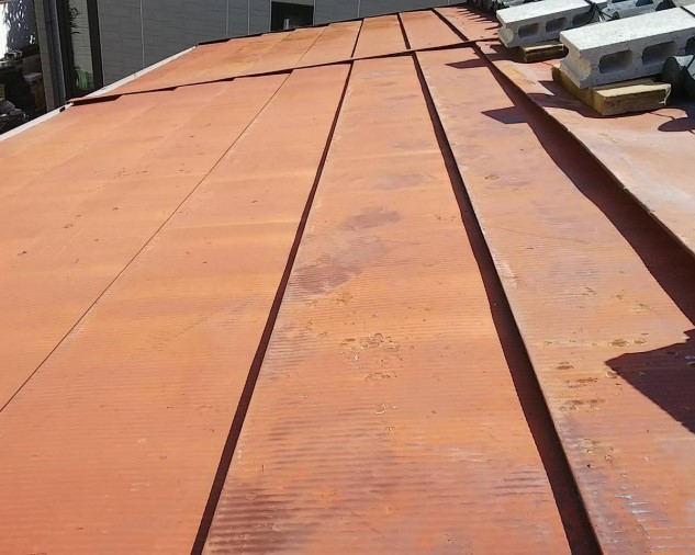 色褪せた横葺きの屋根