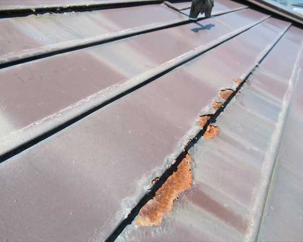 錆びた横葺きの屋根